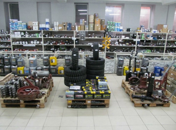 Запчасти на стеллажах